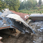 Atap Gedung Asrama Santri Tahfidz Wahdah Islamiyah Cibinong Bogor Diterjang Angin Kencang