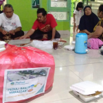 Muslimah Wahdah Sumbang Makan Malam Pengungsi Banjir Makassar