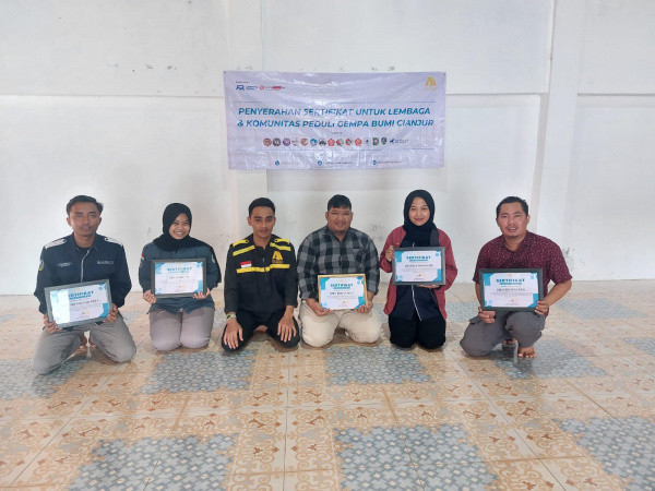 Serah Terima Sertifikat Peduli Gempa Cianjur, AII Kolaborasi YPPN di Pendopo Wahyun Asror Dua